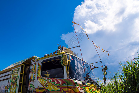 蓝色天空背景的大型卡车上装饰的美丽图案背景图片