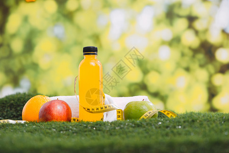 健身和体育设备以及健康食品概念绿色运动橙子重量活动蓝色白色食物羽毛球项目背景图片