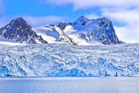 挪威冰川深蓝冰川和雪地山脉 挪威斯瓦尔巴 北极生态环境保护风景环境海洋全球冰山海岸栖息地野生动物背景
