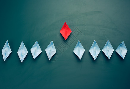 折纸船绿色背景的纸船小组 团队中强力领导的概念 包括背景