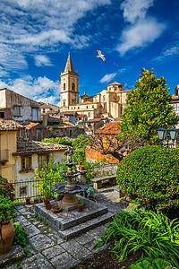 墨西拿意大利西西里岛诺瓦拉迪西西里的风景如画的街道 背景是大教堂 诺瓦拉迪西西里镇惊人的城市景观 山村 西西里岛 意大利鸟瞰图住宅区视背景