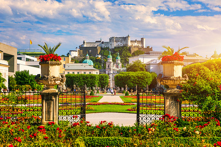 米拉贝尔宫著名的米拉贝尔花园的美丽景色 背景是奥地利萨尔茨堡的古老历史堡垒 奥地利萨尔茨堡著名的米拉贝尔花园和历史悠久的堡垒城堡历史性喷泉背景