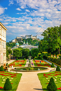 米拉贝尔宫著名的米拉贝尔花园的美丽景色 背景是奥地利萨尔茨堡的古老历史堡垒 奥地利萨尔茨堡著名的米拉贝尔花园和历史悠久的堡垒世界遗产公园全背景