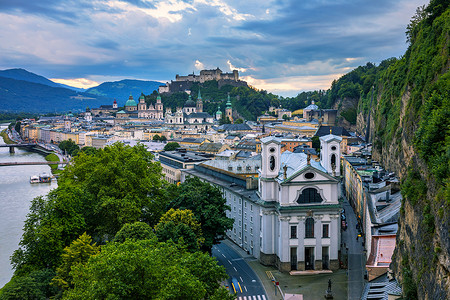 腾堡州萨尔茨堡天际线全景与堡垒和河 Salzach 萨尔茨堡土地 奥地利 萨尔茨堡天际线与 Salzach 河在春天 奥地利旅游观光节背景