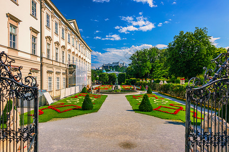米拉贝尔宫著名的米拉贝尔花园的美丽景色 背景是奥地利萨尔茨堡的古老历史堡垒 奥地利萨尔茨堡著名的米拉贝尔花园和历史悠久的堡垒公园旅行风格音背景
