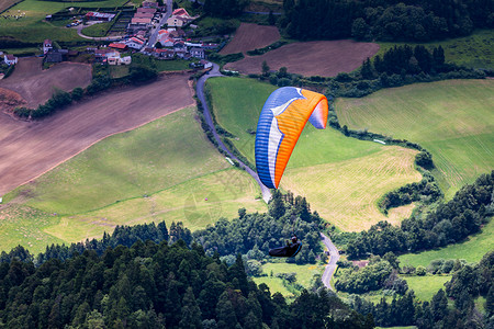 高山滑翔伞自然旅游目的地高清图片