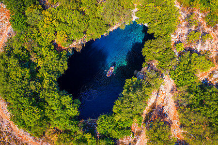 希腊凯法利尼亚岛上的 Melissani 湖 希腊凯法利尼亚岛萨米村附近的 Melissani 洞穴 Melissani 湖 希图片