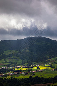 亚速尔群岛的自然景观尽收眼底 风景优美的葡萄牙岛屿 火山口和绿色田野中的美丽泻湖 旅游胜地和旅游目的地 亚速尔群岛 葡萄牙海洋旅背景图片