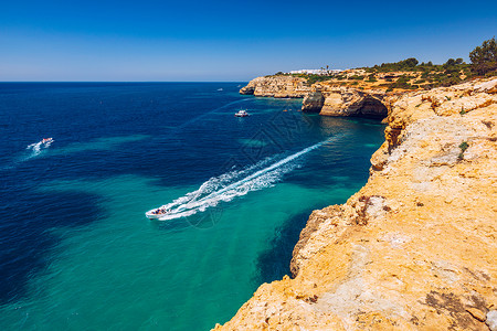 多拉瓦尔韦雷科雷多拉海滩 对葡萄牙南部阿尔加韦法罗区Benagil村附近的七悬浮谷的足迹有目共睹的看法支撑踪迹海景蓝色石灰石晴天假期地标洞穴背景
