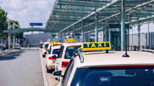 车顶上的出租车标志 街道上等待乘客的出租车 选择性聚焦图像 在城里等出租车背景图片