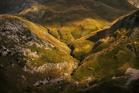 山极端荒野草地地形日光山脉岩石阳光山坡风景高清图片