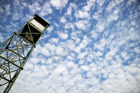 用于森林消防的钢塔楼梯警报消防塔公园安全蓝色多云消防队员岗楼监视背景图片