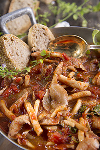 倾斜蘑菇棕色沙锅美食红色食物主菜盘子高清图片