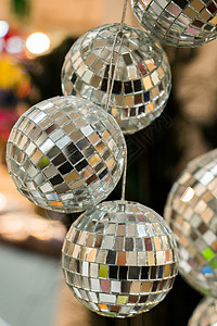 在迪斯科俱乐部跳舞的迪斯科舞团夜生活反射娱乐夜店镜子火花派对俱乐部舞蹈音乐背景图片