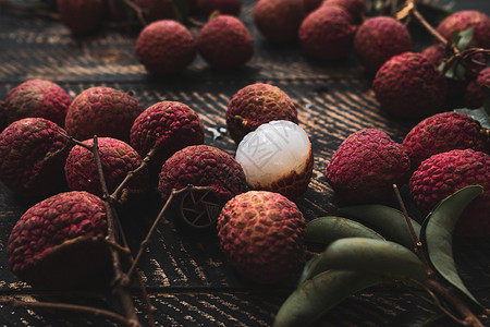 Litchis 高角度视图桌子水果水平叶子摄影红色篮子背景图片