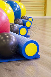 Pilates 类的彩色球和滚滚地面滚筒调色戒指运动健身房魔法体操灵活性活力背景图片