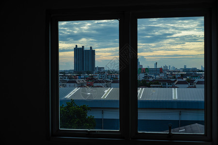 窗口外的城市视图背景图片