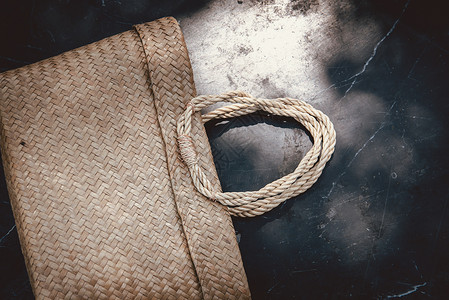 草编天然材料女士手提包 适用于环保产品编织工艺产品 适用于女士时尚配饰 生态生活零废物和可持续理念的传统袋子设计背景图片