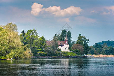 莱茵湖瑞士莱茵河畔施泰因市的自然风光和瑞士教堂文化 莱茵河美丽的自然海滨景观与夏季建筑历史教堂建筑 旅行目的地背景