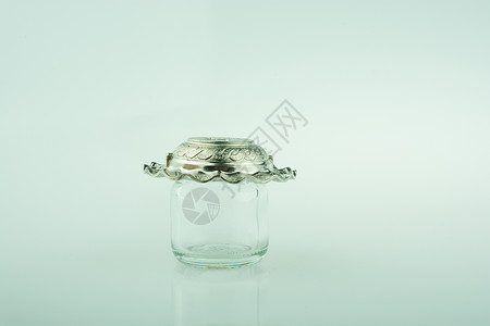 板盖覆盖一个小空罐子的顶部白色插图玻璃液体药品背景图片