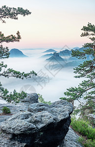 富力盈凯唤醒了迷雾的沙石山和乳润云层的变异阴霾地平线深谷爬坡山峰天空湿度森林积木顶峰背景