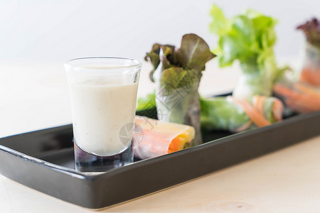 新鲜蔬菜面条春卷饮食小吃黄瓜沙拉食物美食盘子背景图片