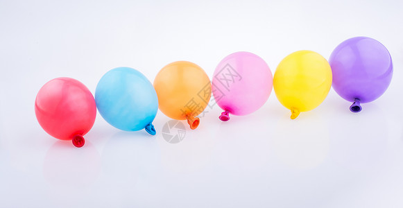 线条气球线条中的多彩小气球乐趣圆形庆典白色漂浮细绳生日气球塑料橡皮背景
