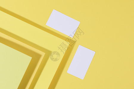 由纸页上带有阴影的黄色创作背景上的白色白长方形名片 用推介会床单卡片框架推广办公室横幅品牌公司地址背景