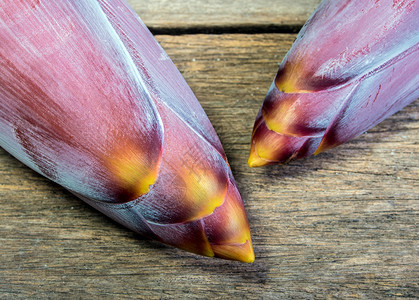 香蕉芽新鲜的紫色的高清图片