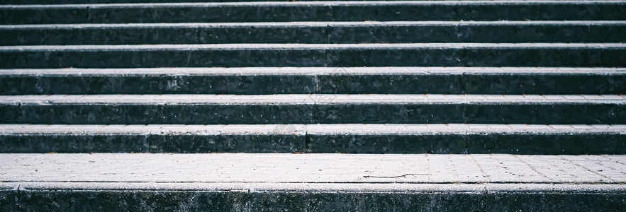 以城市中的城市混凝土楼梯为背景金属白色灰色建筑脚步石头线条条纹背景图片