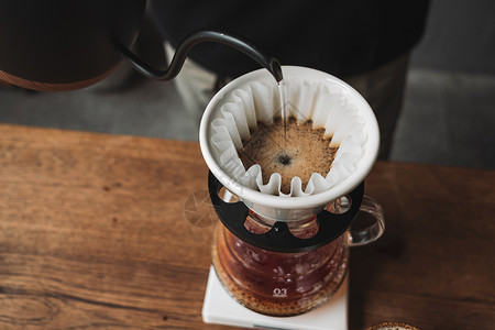 滴胶卡咖啡师滴咖啡和慢咖啡吧风格冷饮低温时间杯子咖啡机休闲时光对象饮料咖啡馆背景
