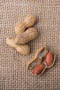 花生碎裂 罐壳夹在麻布上坚果小吃食物养分种子饮食营养背景图片