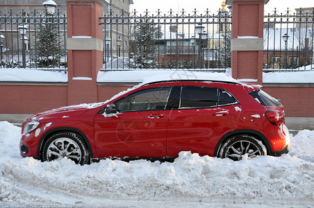 奔驰车停在附近的雪地上背景图片