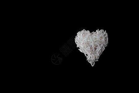白长米的心脏 在黑色孤立的背景背景图片