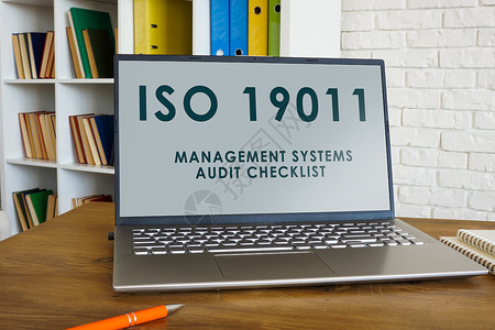 iso9001认证关于ISO 19011管理系统审计清单的资料的膝上型计算机背景