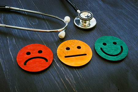 收视率病人体验概念 在医院消费者评估时 立体镜和微笑的脸孔背景