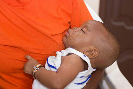 他母亲怀着婴儿孩子椅子宝宝哭泣儿子妈妈新生背景图片