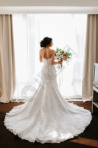 穿着白衣服和花束的新娘酒店绿色褐色幸福婚礼喜悦窗帘火车女孩白色背景图片