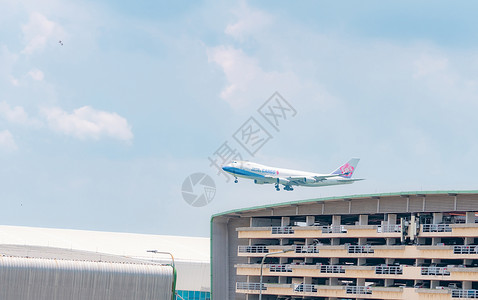 15 2021年 中国航空公司货运飞机飞越泰国苏纳布胡密机场多层停车场大楼上空背景图片