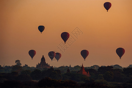 蒲甘缅甸 宝塔和蒲甘寺庙 在缅甸 以前是缅甸 日出时的世界遗产建筑学遗产佛塔气球空气废墟历史崇拜异教徒吸引力背景