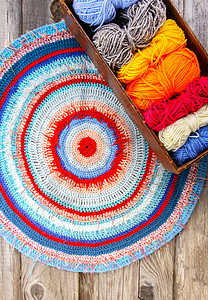 羊毛垫针织垫和五颜六色的羊毛纱线细绳衣服爱好橙子风格紫色手工编织者材料针线活背景
