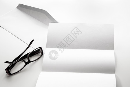 带眼镜的空白信纸和信封文档小册子白色备忘录商业办公室背景图片