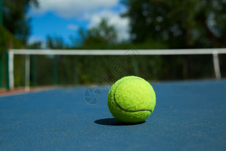 明亮的网球前视线 在开庭的蓝地毯上高清图片