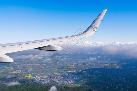 22 05 2021 德国法兰克福 空中客车A321机翼 带有Lufthansa航空公司标志和云底蓝天引擎技术标识翅膀运输空公司背景