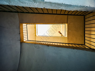 向上看 在卡普里岛的旧公寓楼中螺旋式平方楼梯高清图片