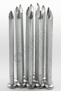 白色背景上的新混凝土钉螺柱工业工具合金金属木匠硬件维修指甲工作背景