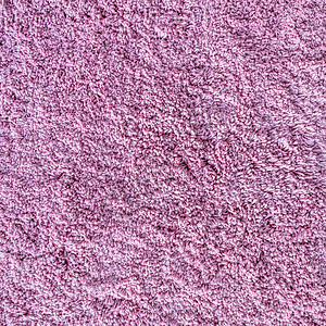 紫色毛巾长绒地毯质地 粗野的粉红色纤维的抽象背景制造业纺织品家庭地毯地面紫色毛皮毛巾小地毯墙纸背景