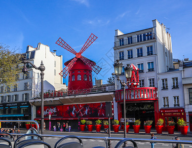 巴黎法国2019年4月6日 红色磨坊是法国巴黎著名夜总会酒吧城市街道传奇风车艺术家观光天空女孩舞者背景图片