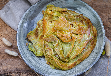 陶瓷盘上自制的烤鸡肉卷 美味的泰国甜点面粉油炸传播牛奶饮食营养奶油面团早餐食物背景图片