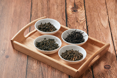 白酒碗一碗干茶 按木本底的顺序排列草本产品黑色香气草本植物树叶绿色背景图片